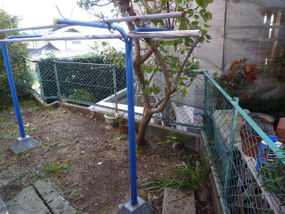 View photos from the local. Local (12 May 2013) Shooting