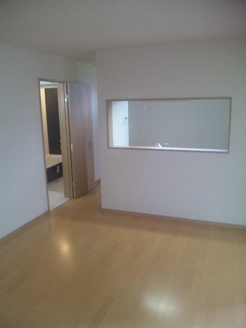 Living. Spacious 20 quires of LDK is attractive. Worry wife at the counter kitchen.