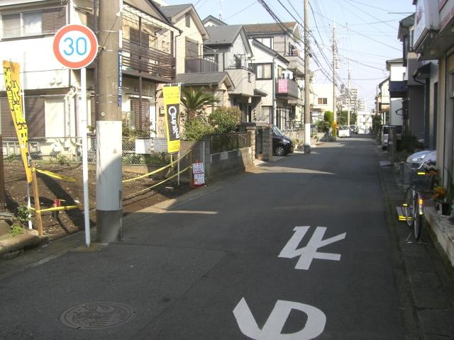 Local photos, including front road. Since the south side is the road, Good per yang.