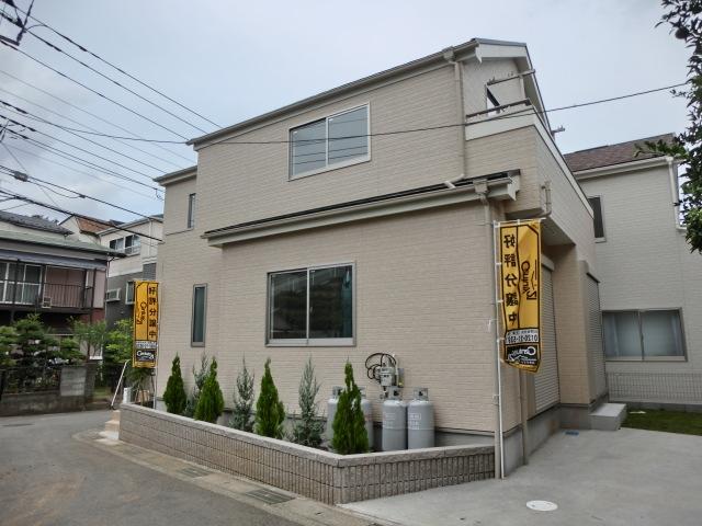 Local photos, including front road. Local (10 May 2013) Shooting