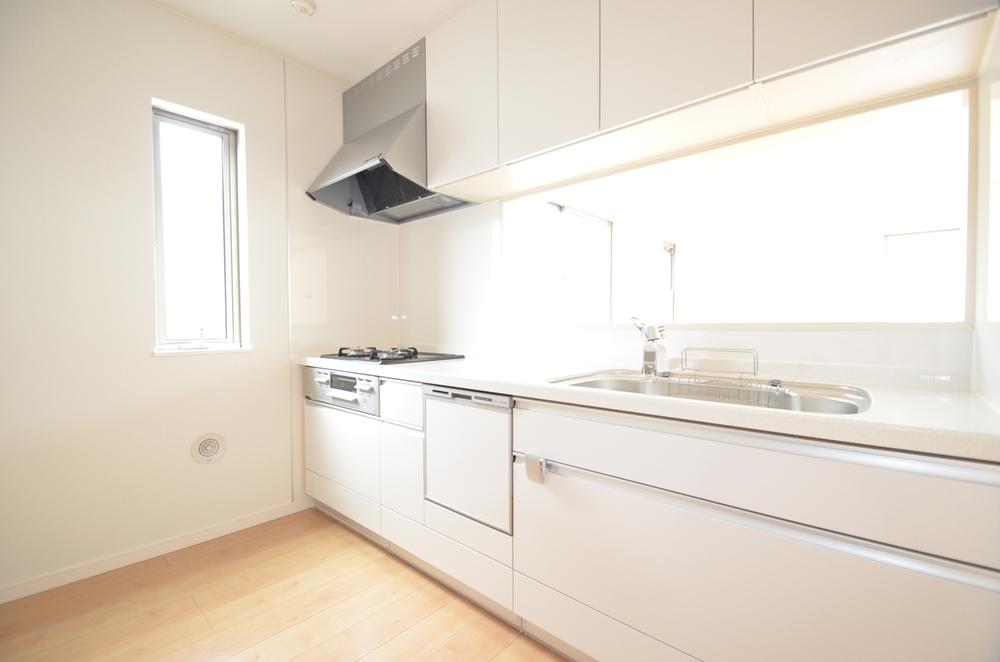 Kitchen. Face-to-face kitchen can happily dishes while to talk with your family ☆