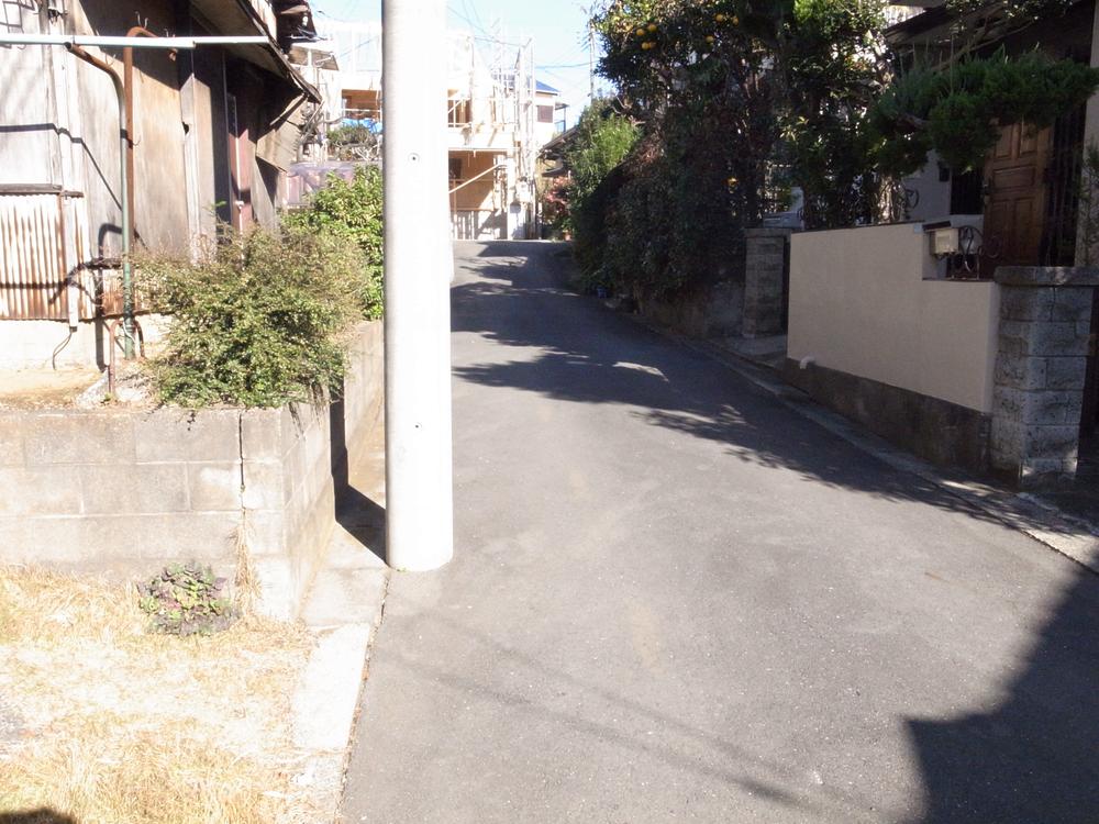 Local photos, including front road. Local (12 May 2013) Shooting Traffic volume almost without, It is safe