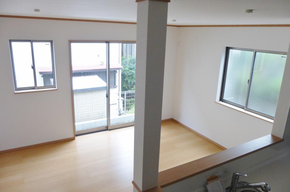 Living. LDK entering bright sunlight