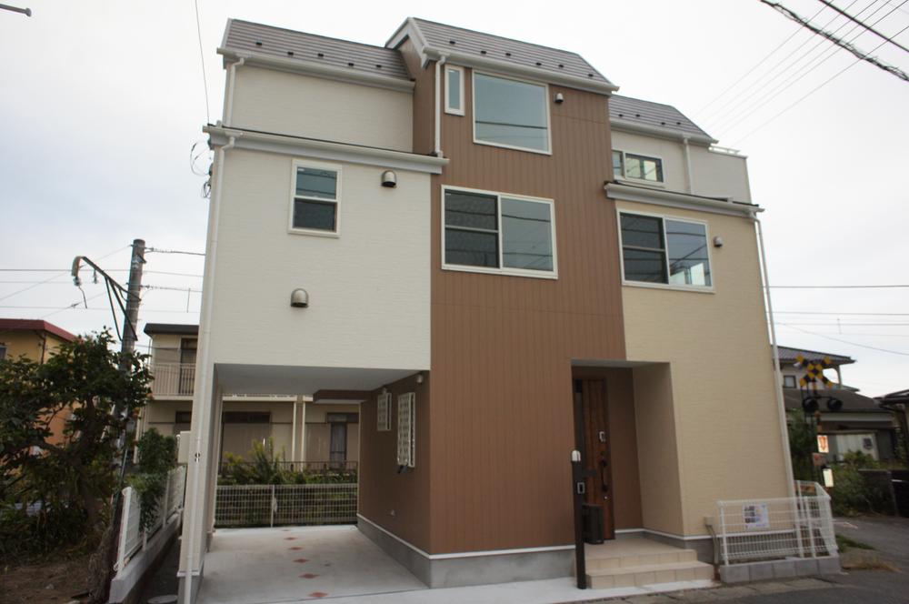 Local appearance photo. Local (10 May 2013) Shooting Good per sun! There is built-in garage!