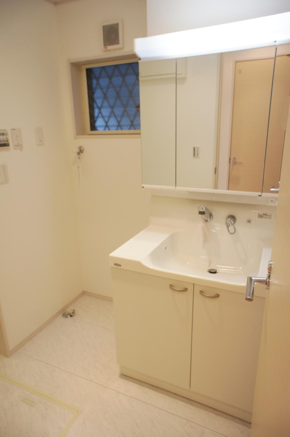 Wash basin, toilet. Washbasin with shower!