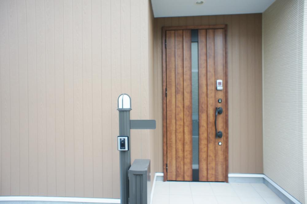 Entrance. Fingerprint lock!