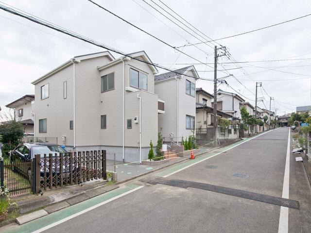 Local photos, including front road. Was building completed ☆