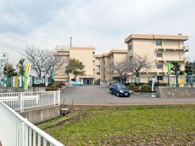 Primary school. You can go to school in a safe passage with 640m sidewalk until Sugimoto elementary school
