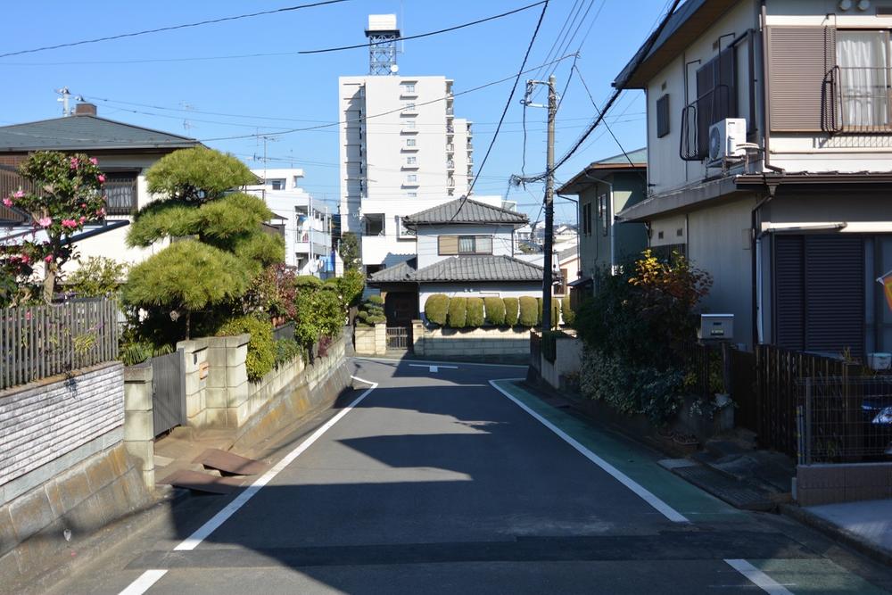 Local photos, including front road. Is a front road and spacious