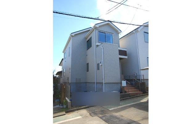 Local photos, including front road. Local (10 May 2013) Shooting. Building 2.