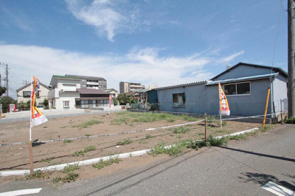 Local photos, including front road. Local (08 May 2013) Shooting