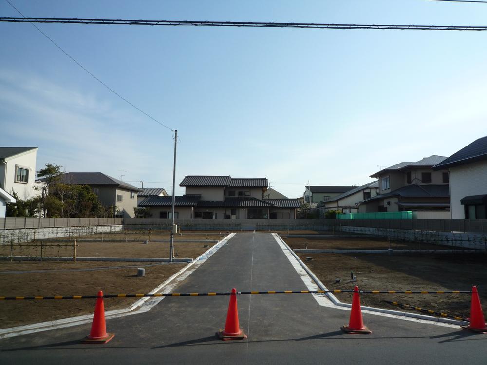 Local photos, including front road. Development road