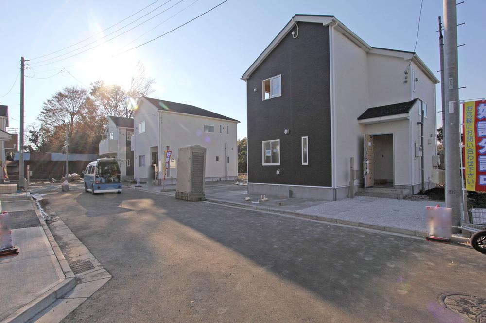 Local photos, including front road. update 2013 December 03 days shooting 6.5.4 Building