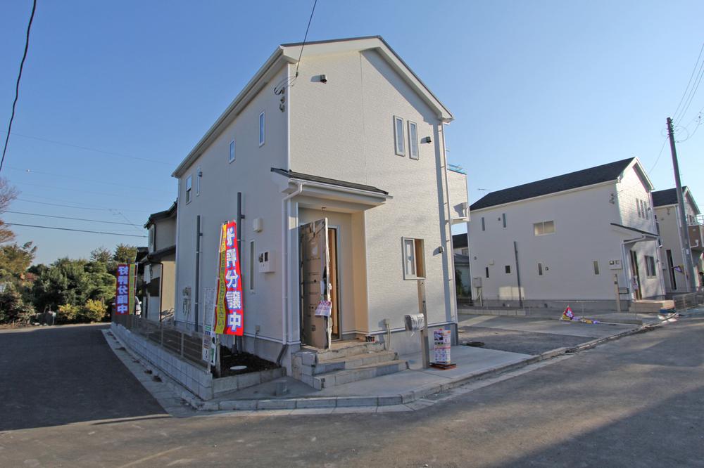 Local appearance photo. 1 Building