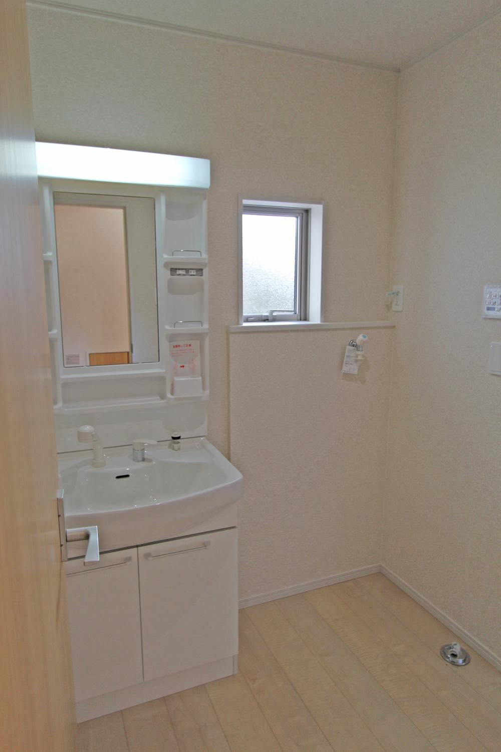 Wash basin, toilet. Indoor (12 May 2013) Shooting