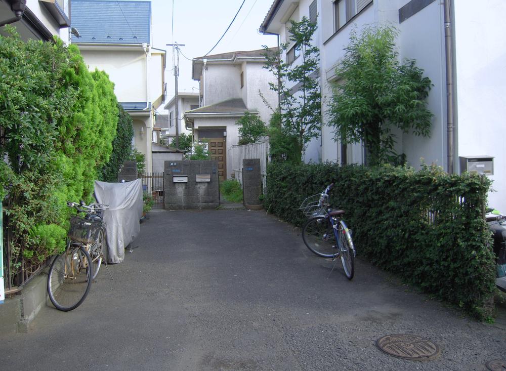 Local photos, including front road. From here we Seddo to the front road