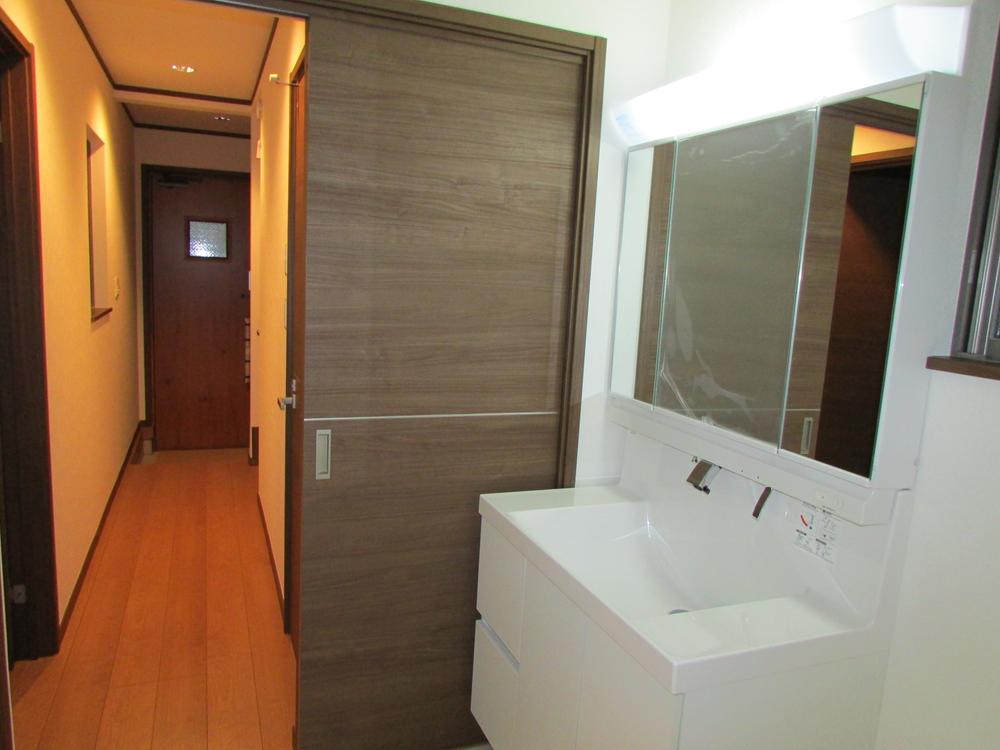 Wash basin, toilet. Indoor (12 May 2013) Shooting