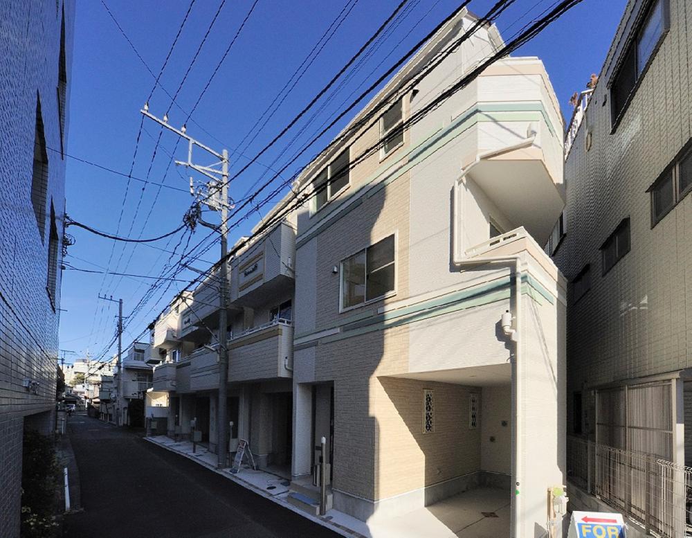 Local appearance photo. Three stories Roofing Colonial Exterior wall siding finish