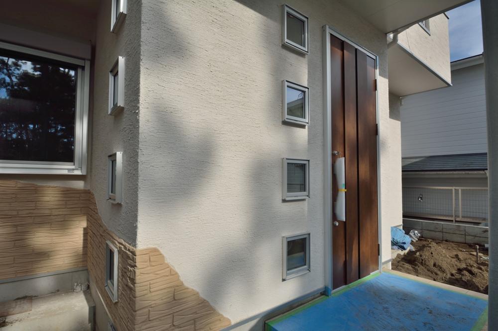 Local appearance photo. Stylish appearance feel like Good, such as custom home.