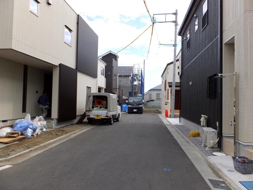 Local photos, including front road. Shooting from the development road entrance.