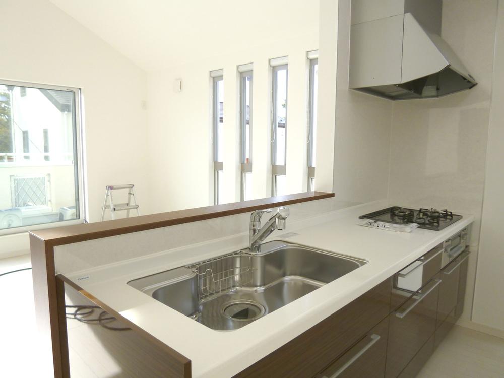 Kitchen. Open-minded open kitchen. Large windows in front of the eye, Gradient ceiling of the living room, While watching the family's nice floor plan that can comfortably dishes.