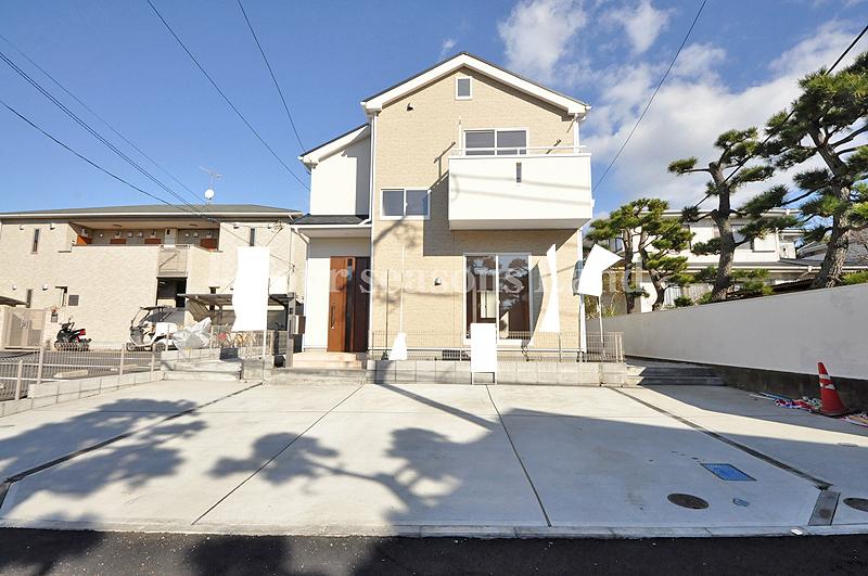 Local photos, including front road. Local (12 May 2013) Shooting Building 2