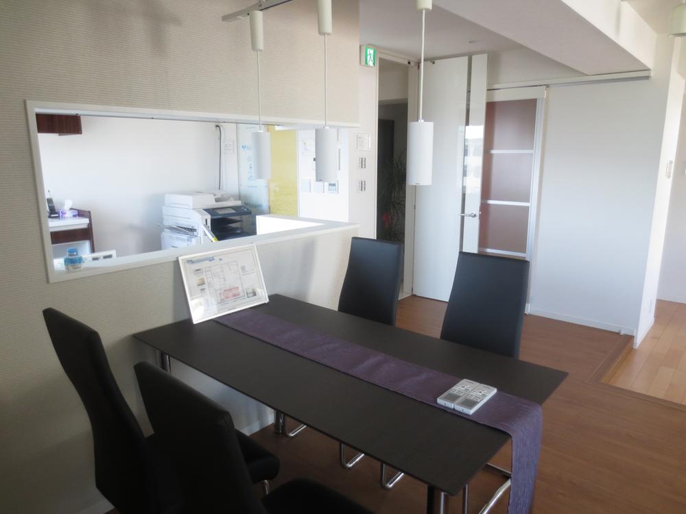 exhibition hall / Showroom. Showroom / Dining image