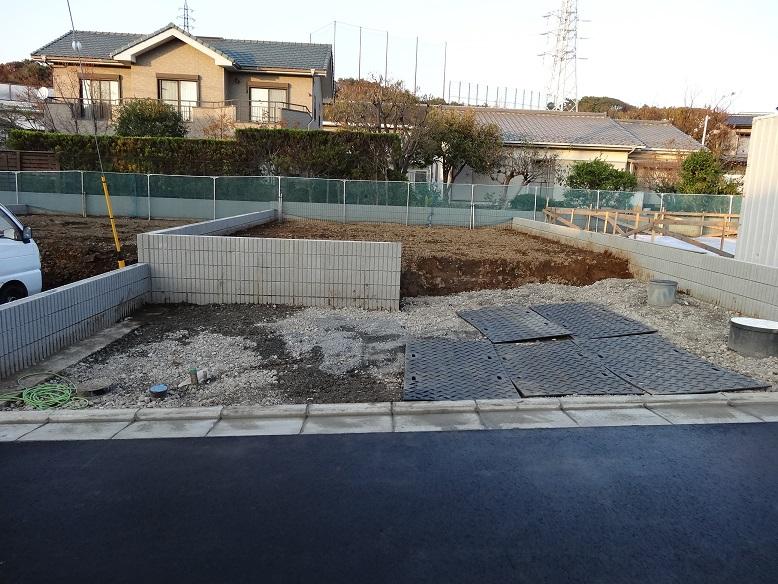 Local photos, including front road. Local (11 May 2013) Shooting It is shaping land facing the south road!