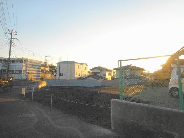 Local photos, including front road. Land sale of all six compartment is open in a quiet residential area. Since the free plan, Please your favorite building.