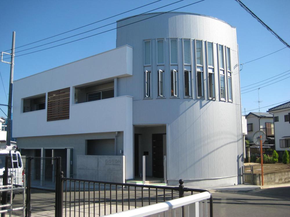 Building plan example (exterior photos). R type characteristic large garage House