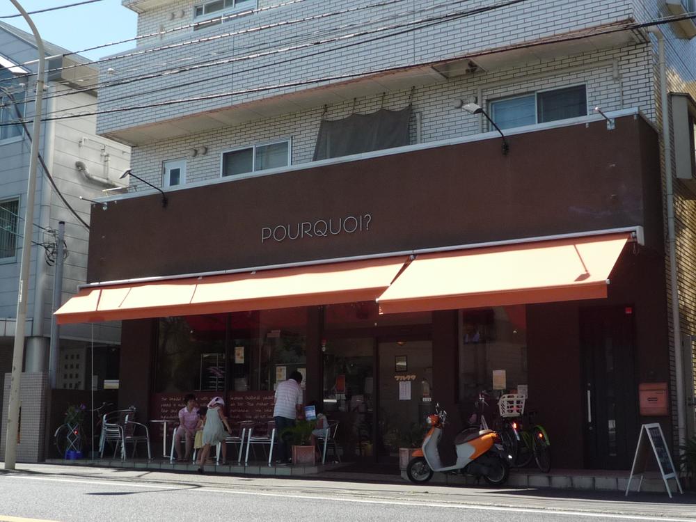Streets around. Bakery shop - Purukuwa popular bakery in the 2600m local to