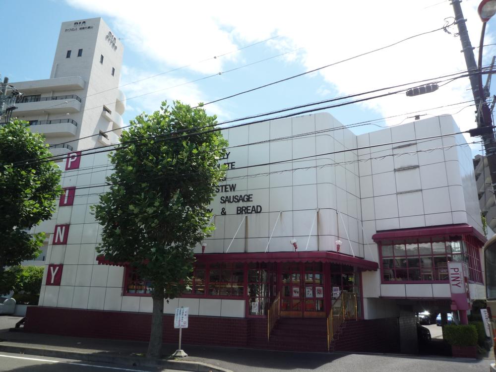 Streets around. Painii It was born in the 900m Shonan until head office marks the 42-year Bakery Restaurants PINY. Including the popular mountain bread and green tea bread, 60 ~ 70 types of bread are baked every day.