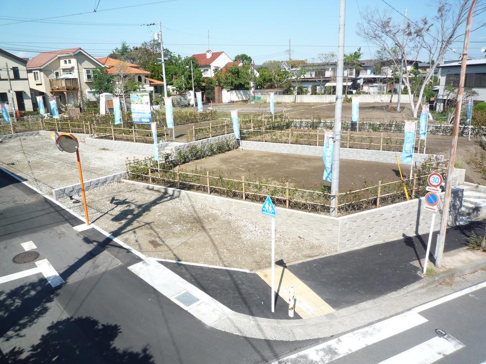 Local photos, including front road. Shaping areas of all five compartment located in a quiet residential area