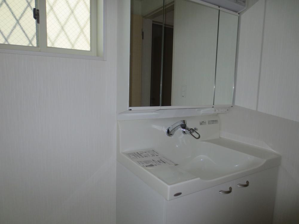 Wash basin, toilet. Indoor (10 May 2013) Shooting