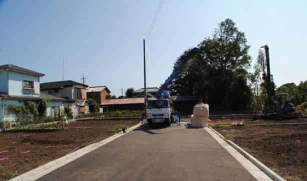 Local photos, including front road. Local (10 May 2013) Shooting