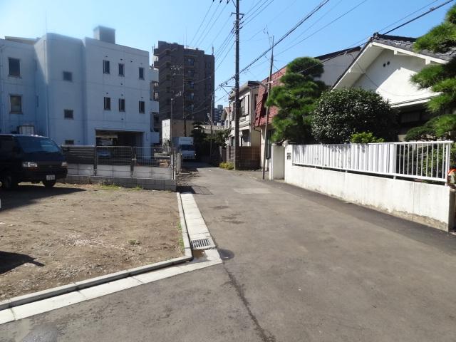 Local photos, including front road. Local (09 May 2013) Shooting