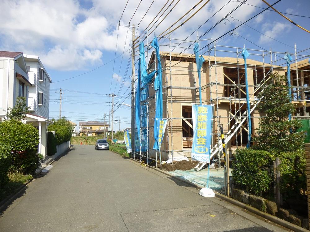 Local photos, including front road. There is also a feeling of freedom because it is in contact with the "road of width about 6.0m, Parking can also Easy you. 