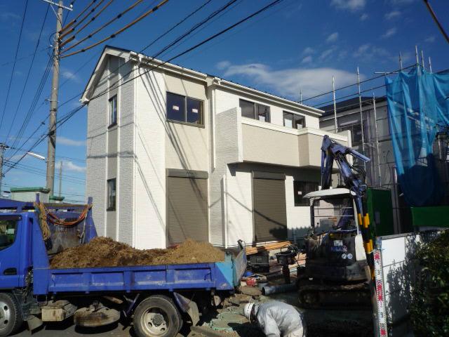 Local appearance photo. For the south side parking space, During the day day is good