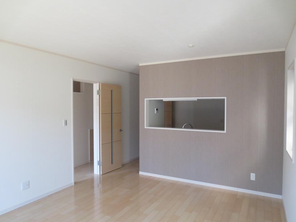 Living. Living room of the cross by the addition of accent only one side, We in the modern hotel-like shades. In addition each room ・ Has become a shade you think that the toilet, such as "Oh"