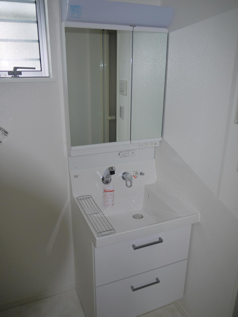 Wash basin, toilet. Indoor (12 May 2013) Shooting