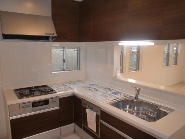 Kitchen. Local (10 May 2013) Shooting