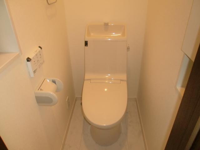 Toilet. Indoor (10 May 2013) Shooting