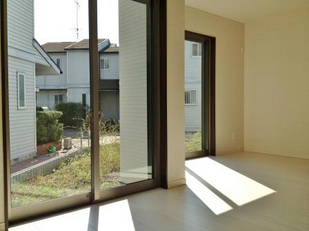 Living. South-facing living room is bright sunlight enters!