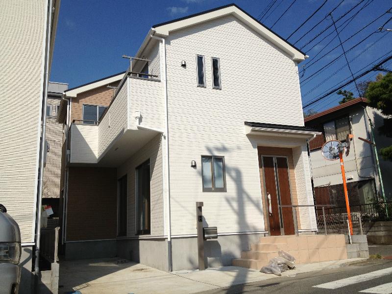 Local appearance photo. Is a calm environment flowing river near!