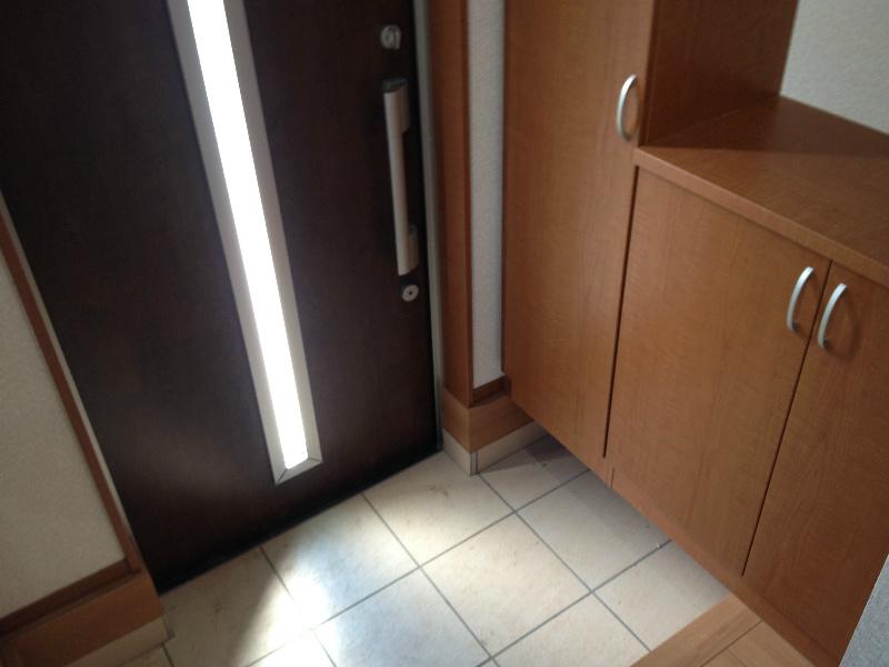 Entrance. The entrance There shoe box!