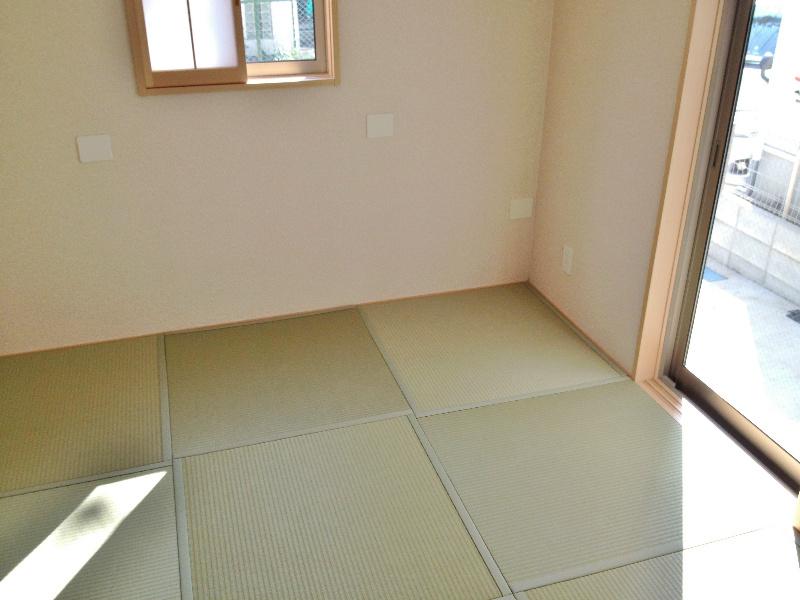 Non-living room. Settled rather tatami space!