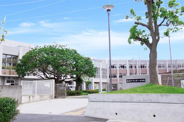 Junior high school. 750m to the first junior high school