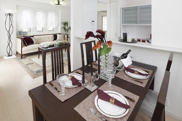 Living. A popular face-to-face kitchen adopted, I am glad to enjoy conversation while cooking with family and guests. Since the three-sided lighting design, Room passing through the sunlight rich and pleasant breeze (sale Models House)