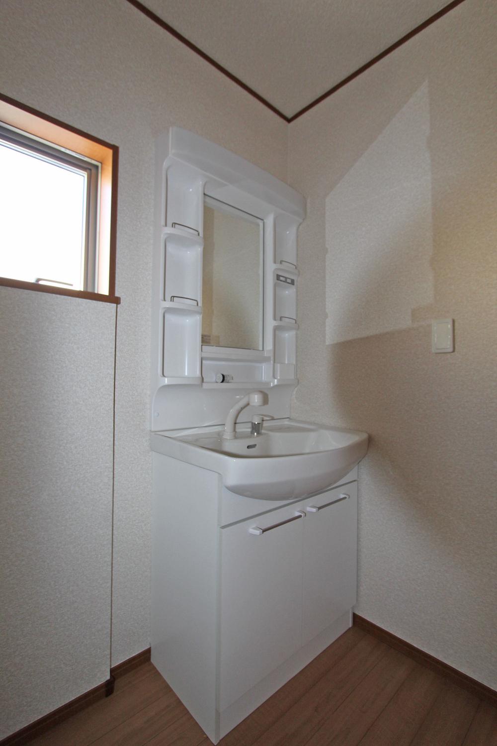 Wash basin, toilet. 1 Building