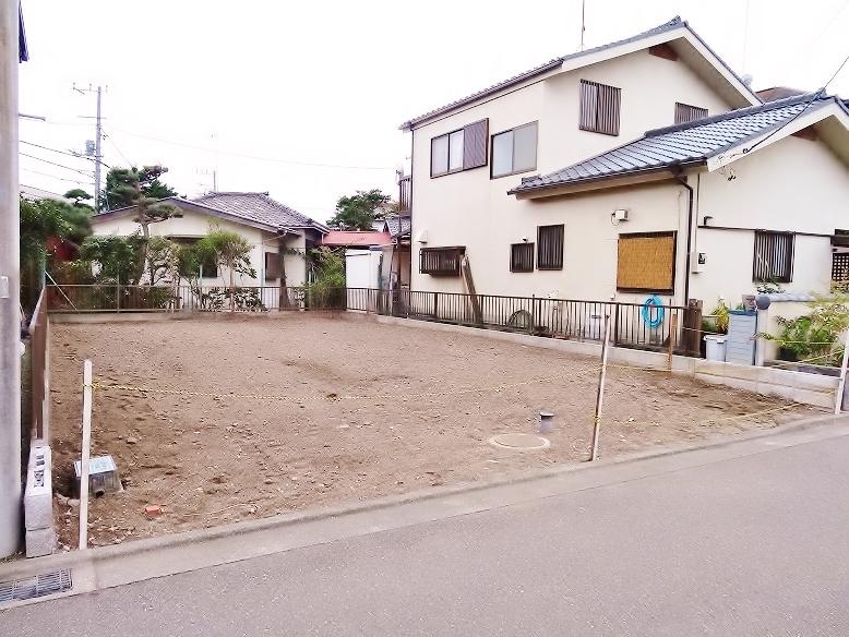 Local photos, including front road. Local (10 May 2013) shooting southeast side is good per yang for the one-story.
